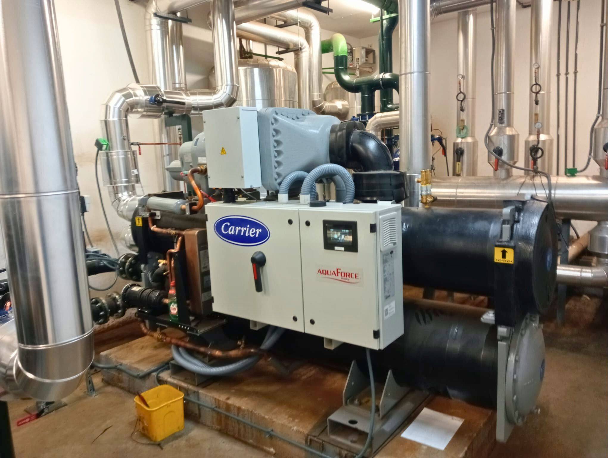 SDC sustitución del sistema de producción de frío existente por dos nuevas enfriadoras agua-agua, acompañadas de sus correspondientes bombas hidráulicas, válvulas de control, contadores de energía 