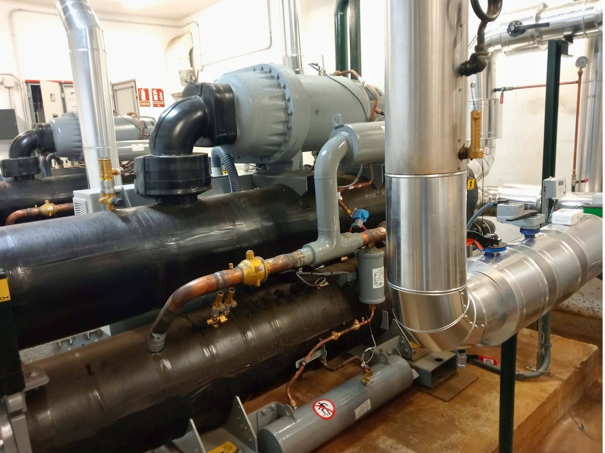 sustitución del sistema de producción de frío existente por dos nuevas enfriadoras agua-agua, acompañadas de sus correspondientes bombas hidráulicas, válvulas de control, contadores de energía 