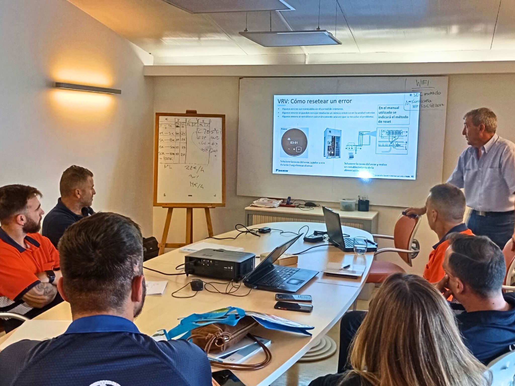 Formación técnica de Daikin en SDC con foco en sistemas VRV y enfriadoras Small Inverter. Mejora continua en climatización profesional.